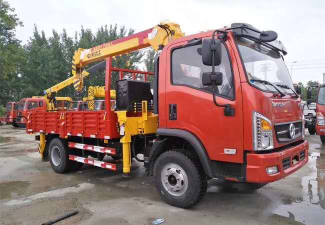 大運(yùn)運(yùn)途新飛工5噸隨車吊